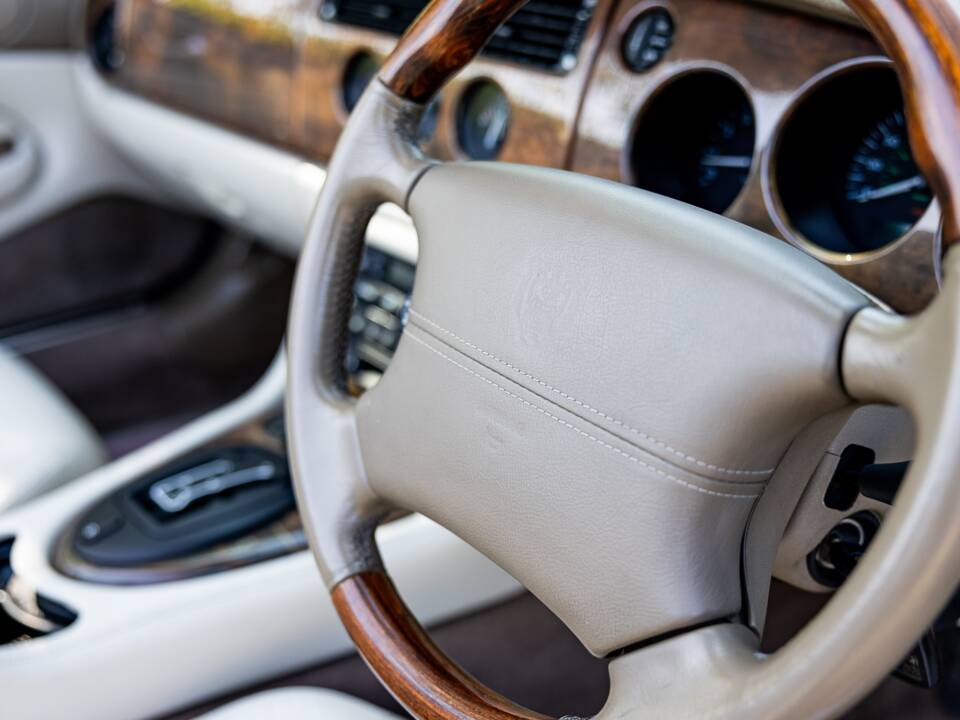 Immagine 22/42 di Jaguar XK8 4.0 (2001)