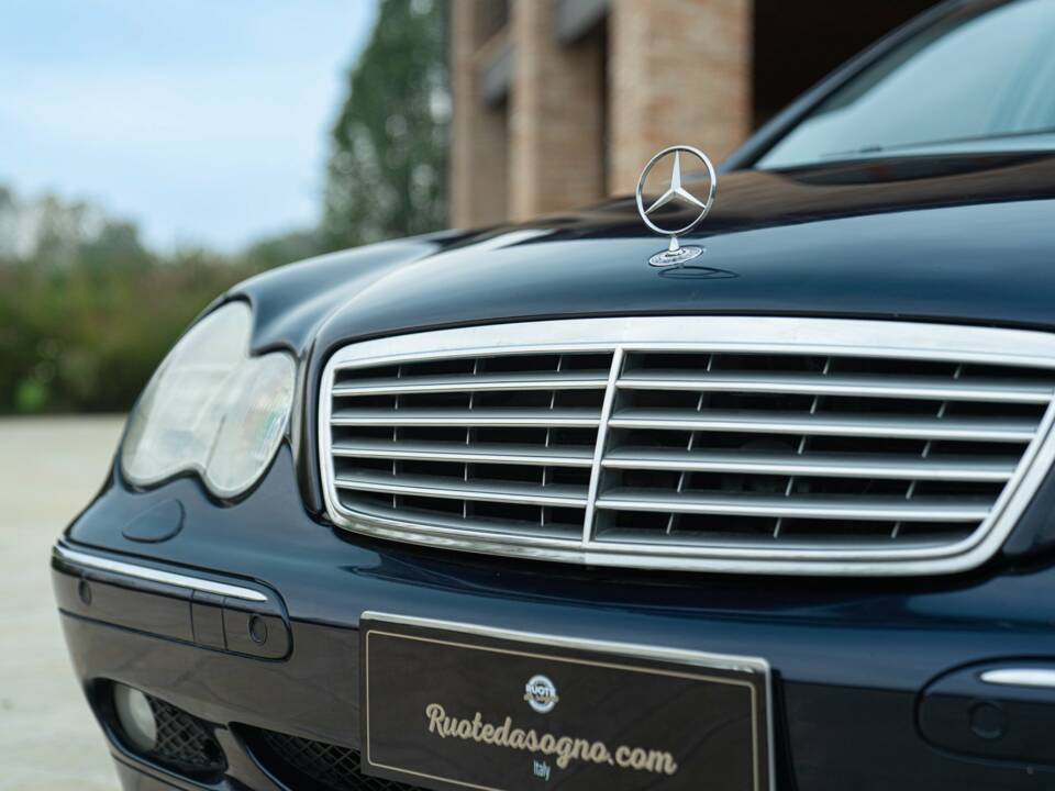 Image 19/50 of Mercedes-Benz C 320 T (2001)