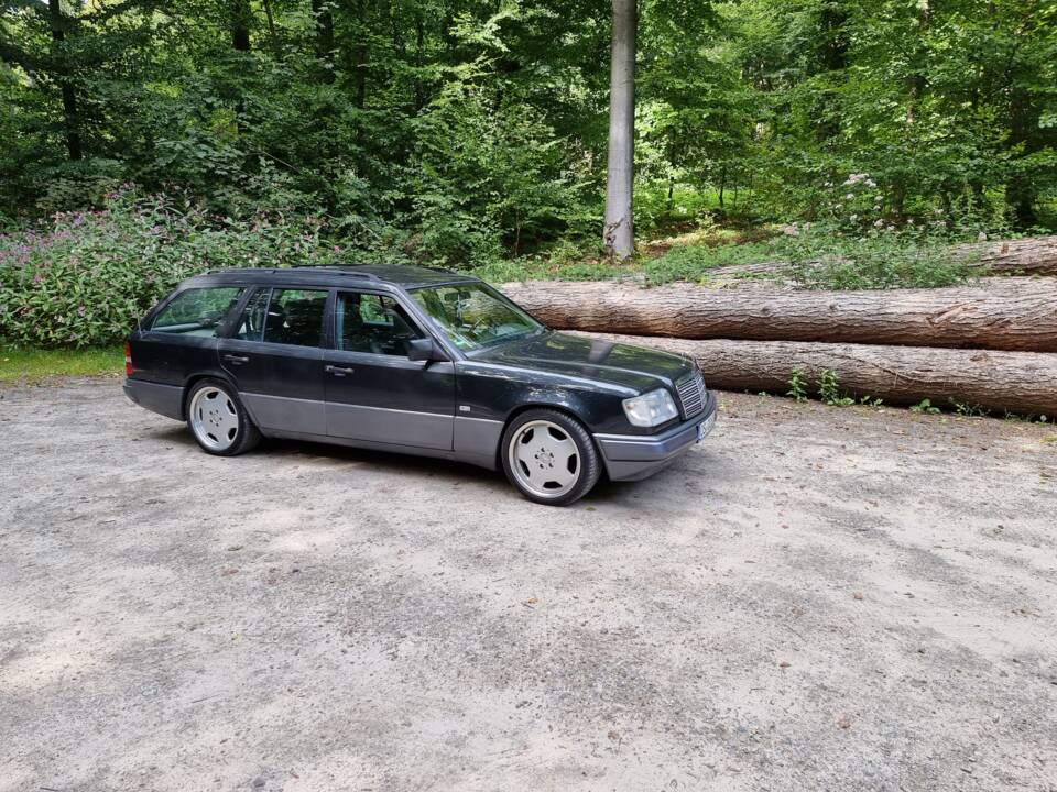 Bild 12/20 von Mercedes-Benz E 320 T (1995)