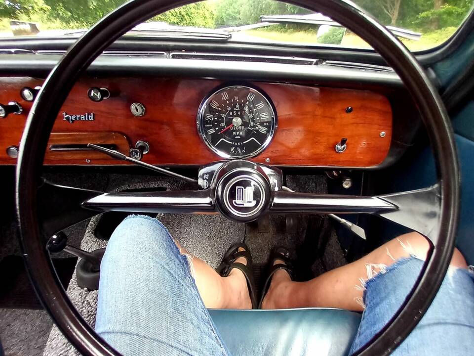 Image 18/93 of Triumph Herald 1200 (1964)