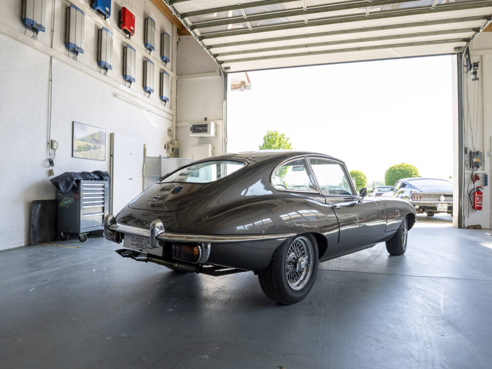 Image 6/15 of Jaguar E-Type (1969)