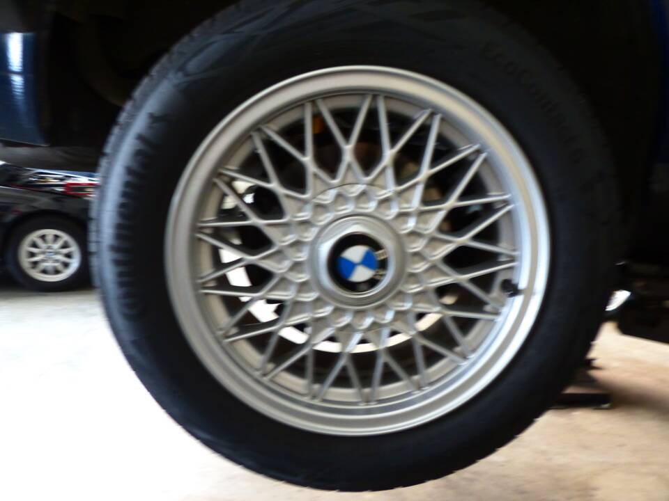 Image 84/99 of BMW 320i (1989)