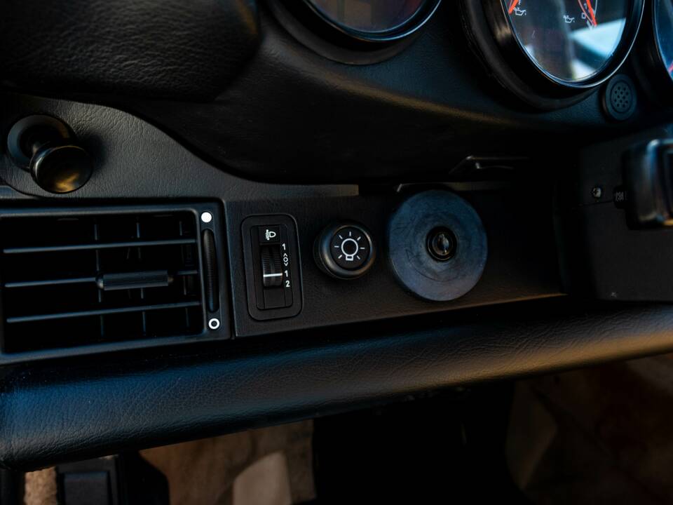 Image 23/35 of Porsche 911 Carrera 2 (1990)