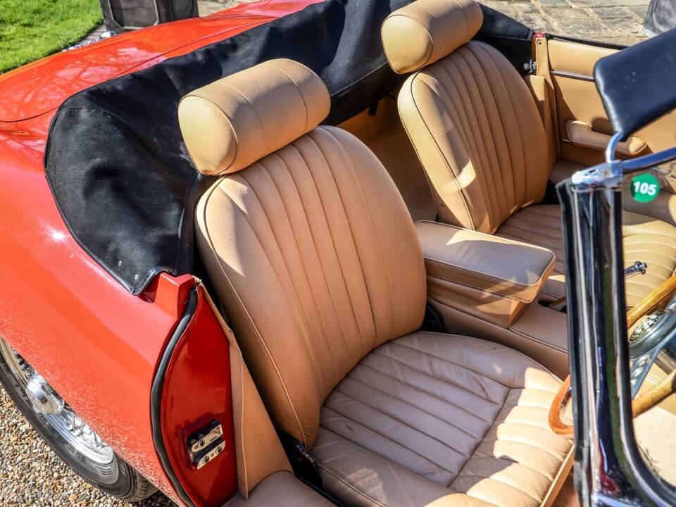Image 19/27 of Jaguar E-Type (1968)