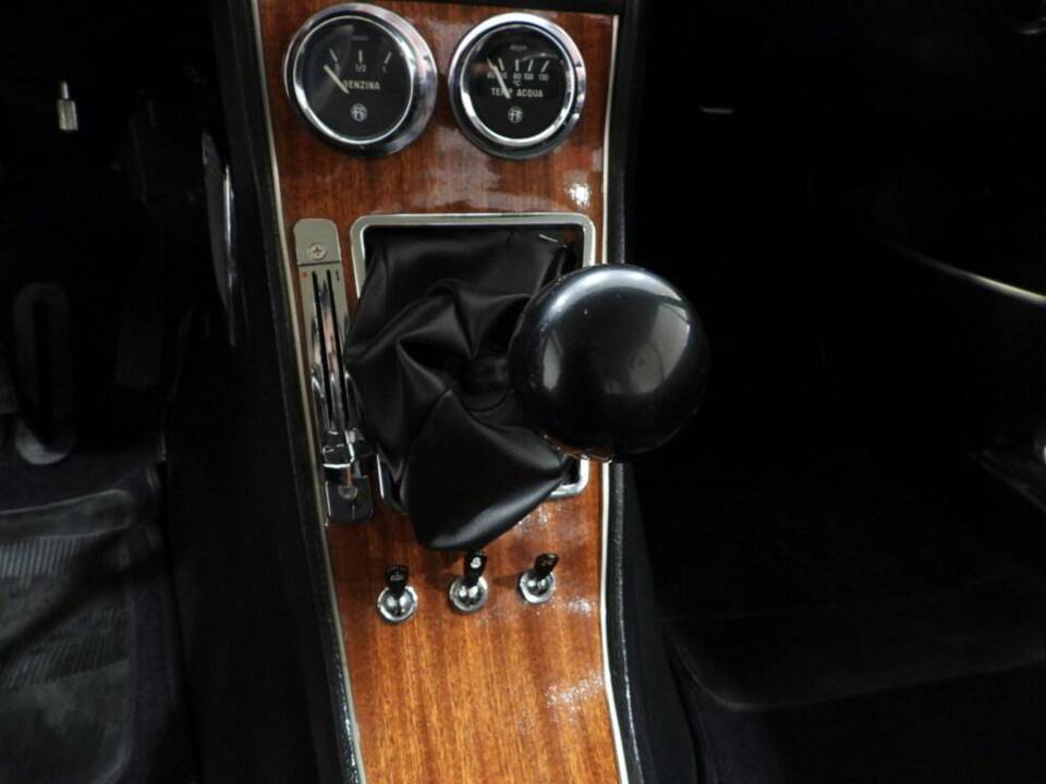 Image 8/15 of Alfa Romeo 1750 GT Veloce (1968)