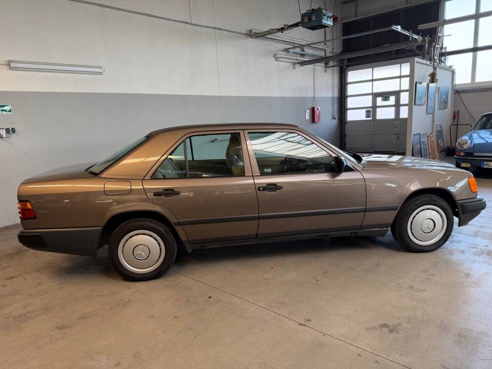 Afbeelding 8/36 van Mercedes-Benz 200 (1988)