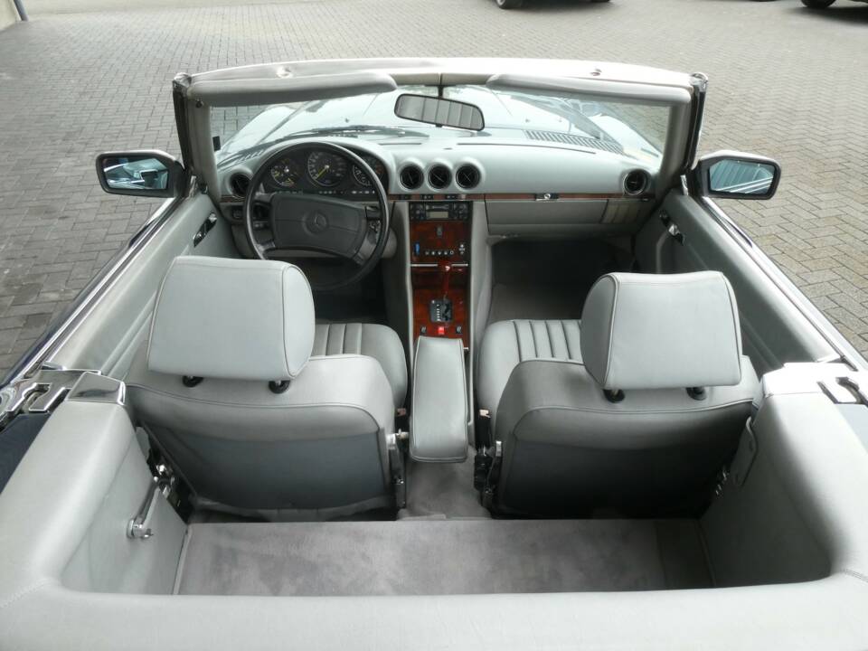 Image 15/25 of Mercedes-Benz 560 SL (1989)