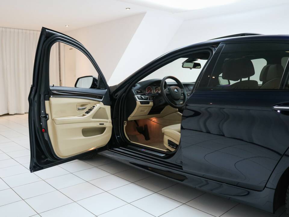 Image 7/24 of BMW 550i (2012)