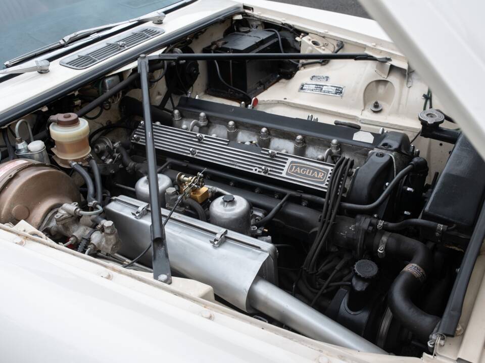 Image 32/50 of Jaguar XJ 6 4.2 (1972)