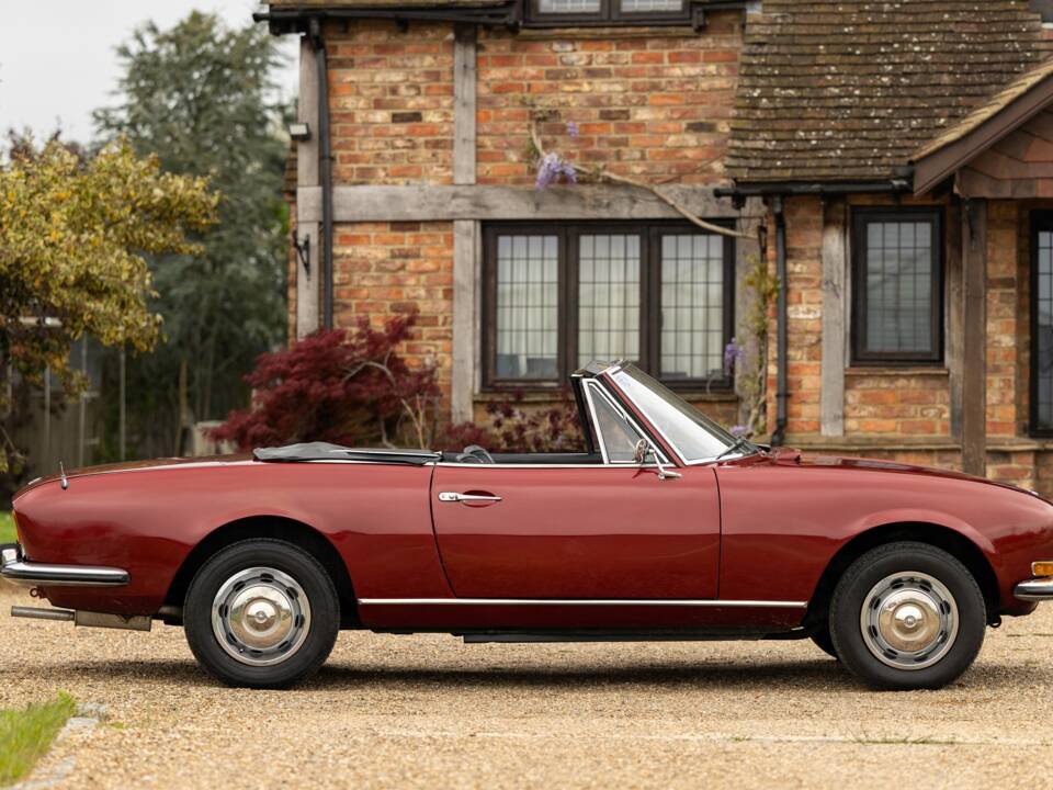 Image 2/45 of Peugeot 504 Convertible (1974)