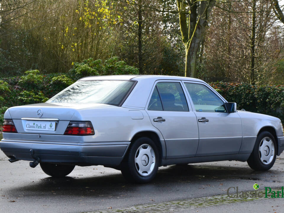 Image 5/39 of Mercedes-Benz 200 D (1993)
