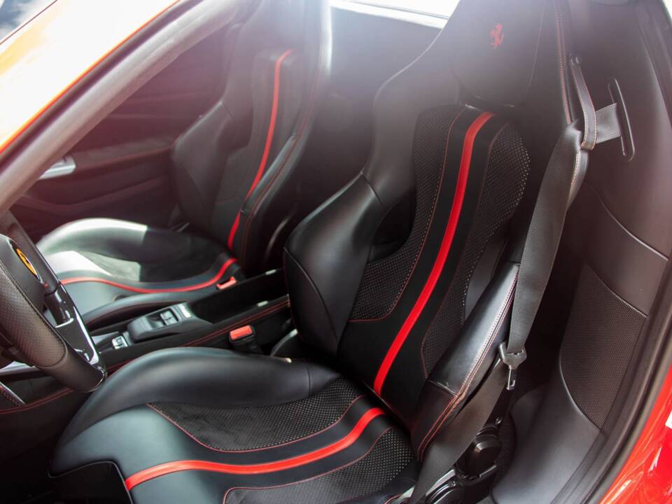 Image 16/19 of Ferrari F8 Spider (2020)