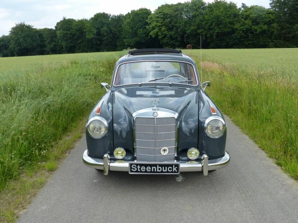 Mercedes-Benz 220 S Limousine 63 kW/85 PS (W 180)