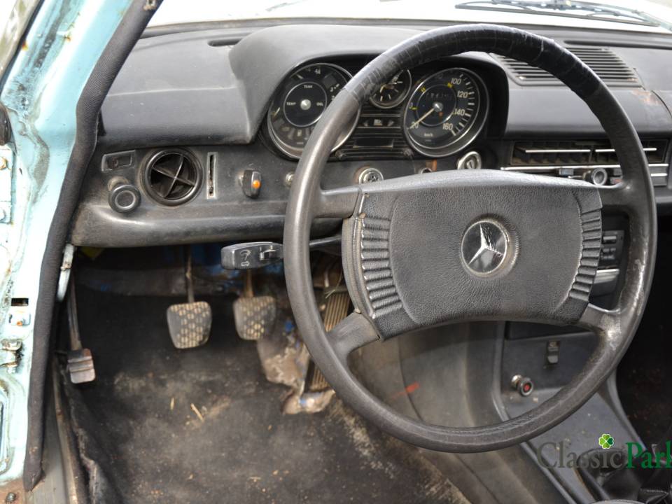 Imagen 33/50 de Mercedes-Benz 220 D (1974)