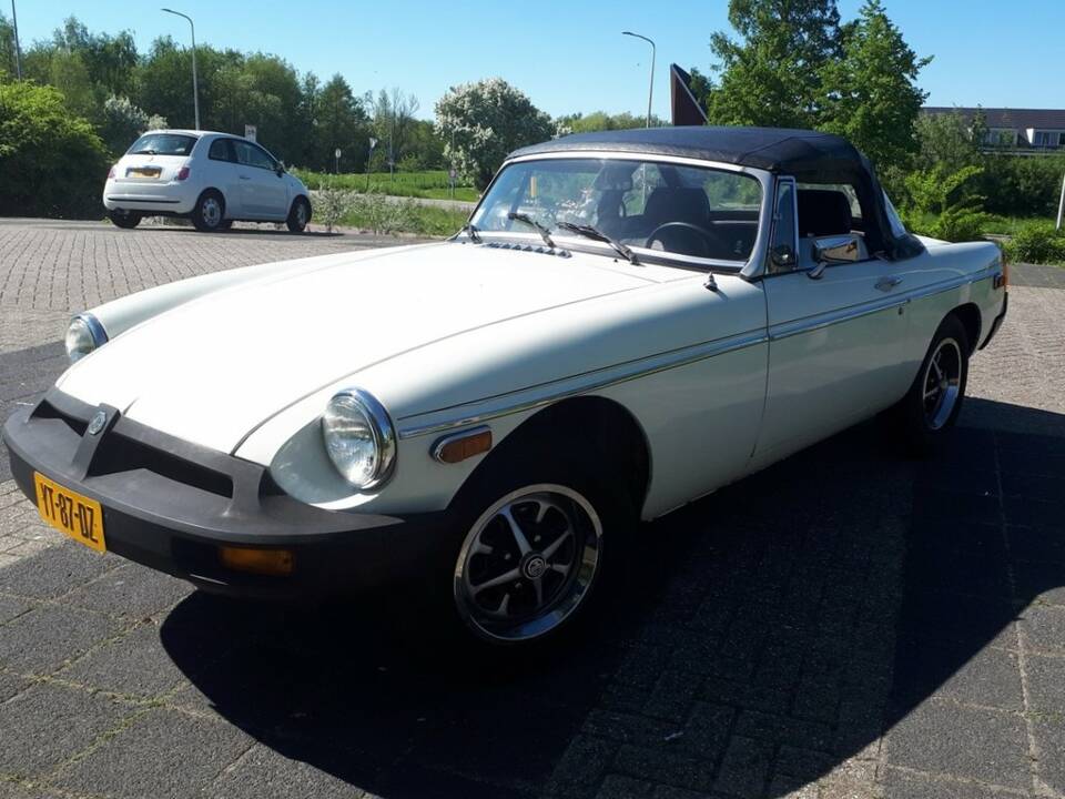 Image 8/8 of MG MGB (1979)