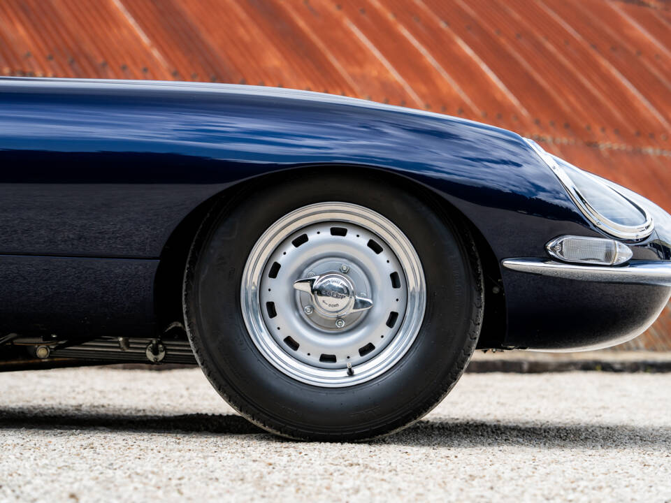 Image 36/39 of Jaguar E-Type &quot;Lightweight&quot; (1962)