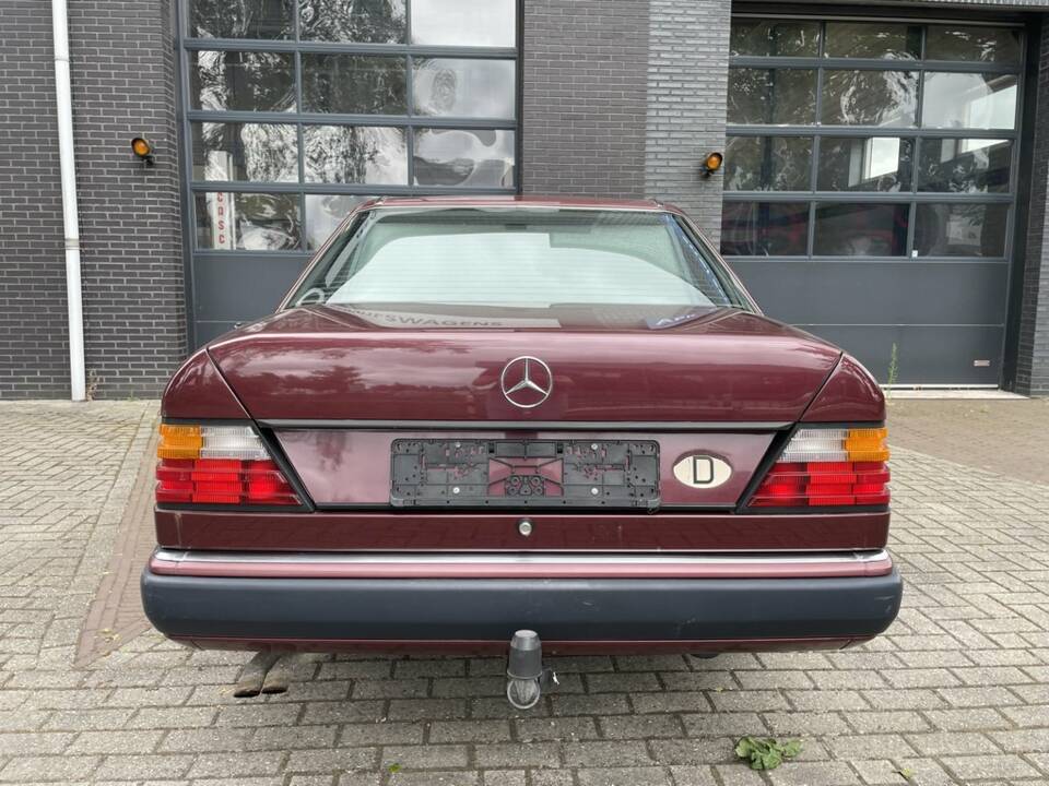 Bild 8/8 von Mercedes-Benz 300 E (1990)