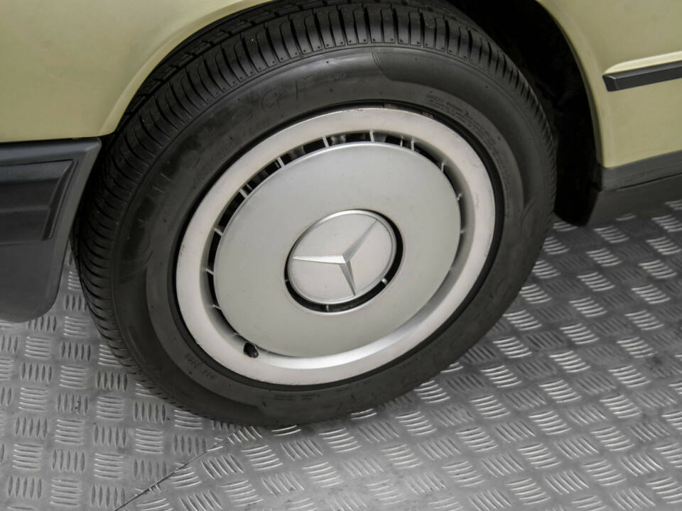 Image 23/50 of Mercedes-Benz 190 E (1986)