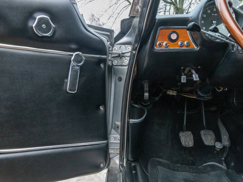 Image 45/50 de Alfa Romeo Giulia GT 1300 Junior (1972)