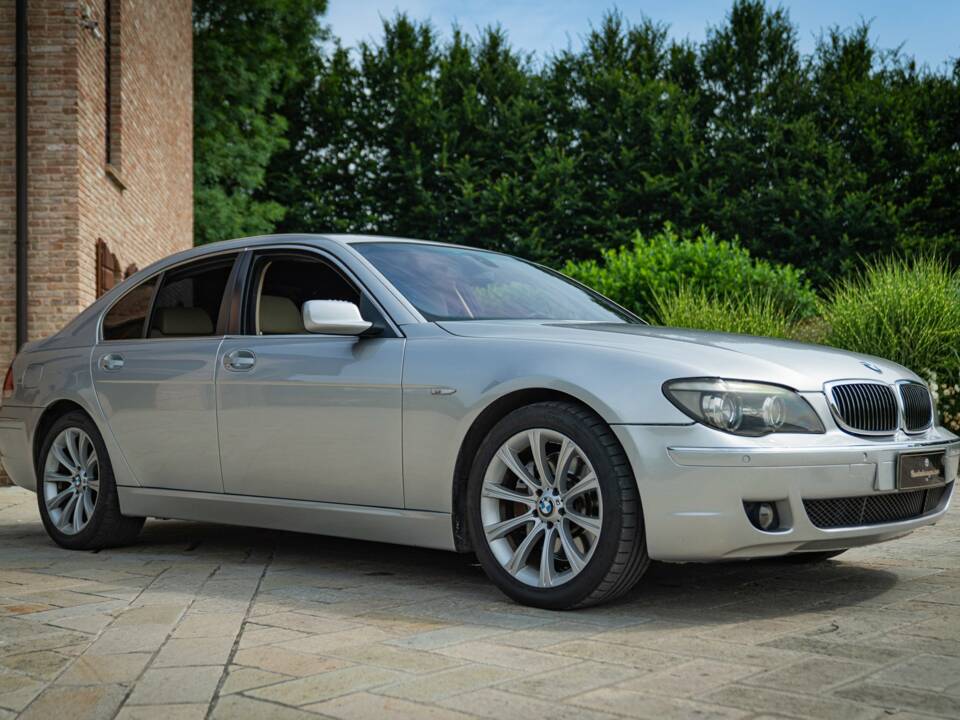 Bild 2/50 von BMW 745d (2005)
