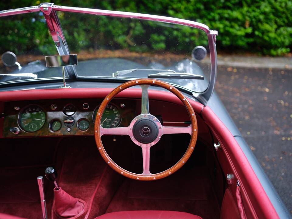 Image 23/33 of Jaguar XK 120 OTS (1951)