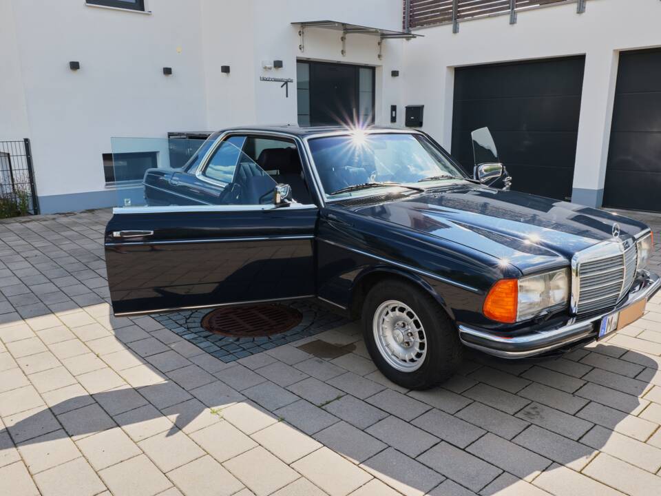 Bild 53/99 von Mercedes-Benz 230 CE (1983)