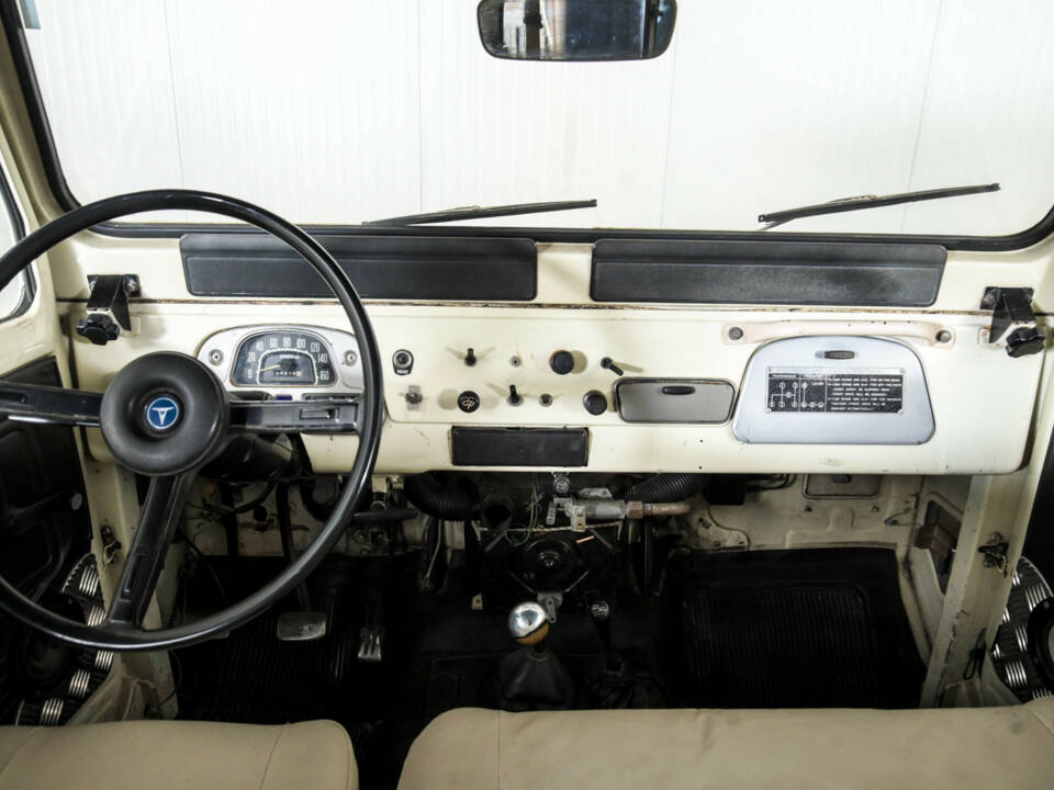Image 7/50 of Toyota Land Cruiser BJ 43 (1977)