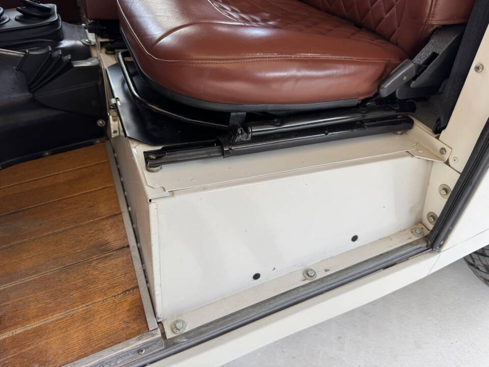 Bild 39/61 von Land Rover Defender 90 Td5 (2000)