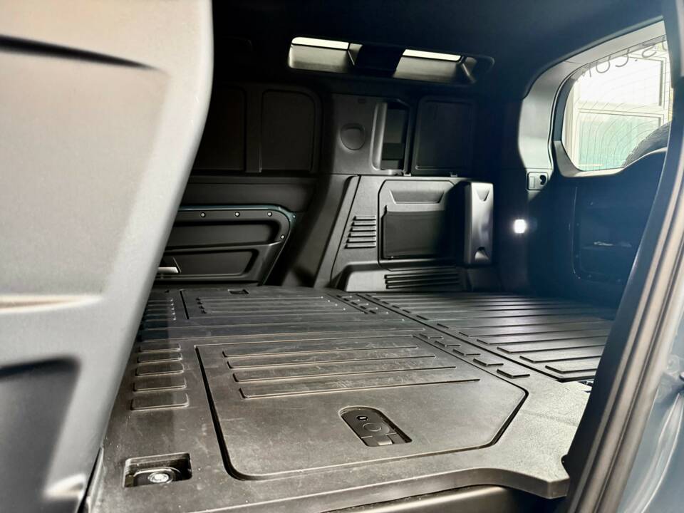 Image 20/25 of Land Rover Defender 110 D300 AWD (2022)