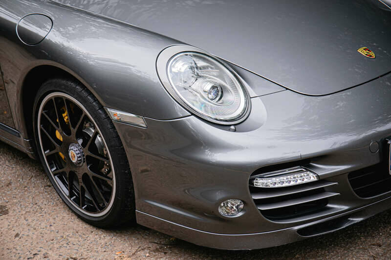 Immagine 18/50 di Porsche 911 Turbo S (2011)