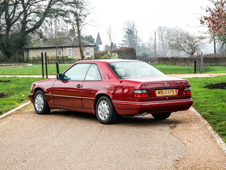 Immagine 12/47 di Mercedes-Benz E 220 (1995)