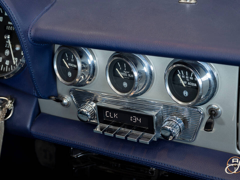 Image 14/22 of Alfa Romeo 1300 Spider Junior (1968)