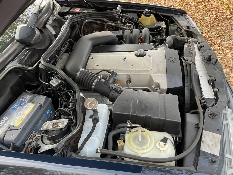 Image 98/149 of Mercedes-Benz 320 TE (1993)