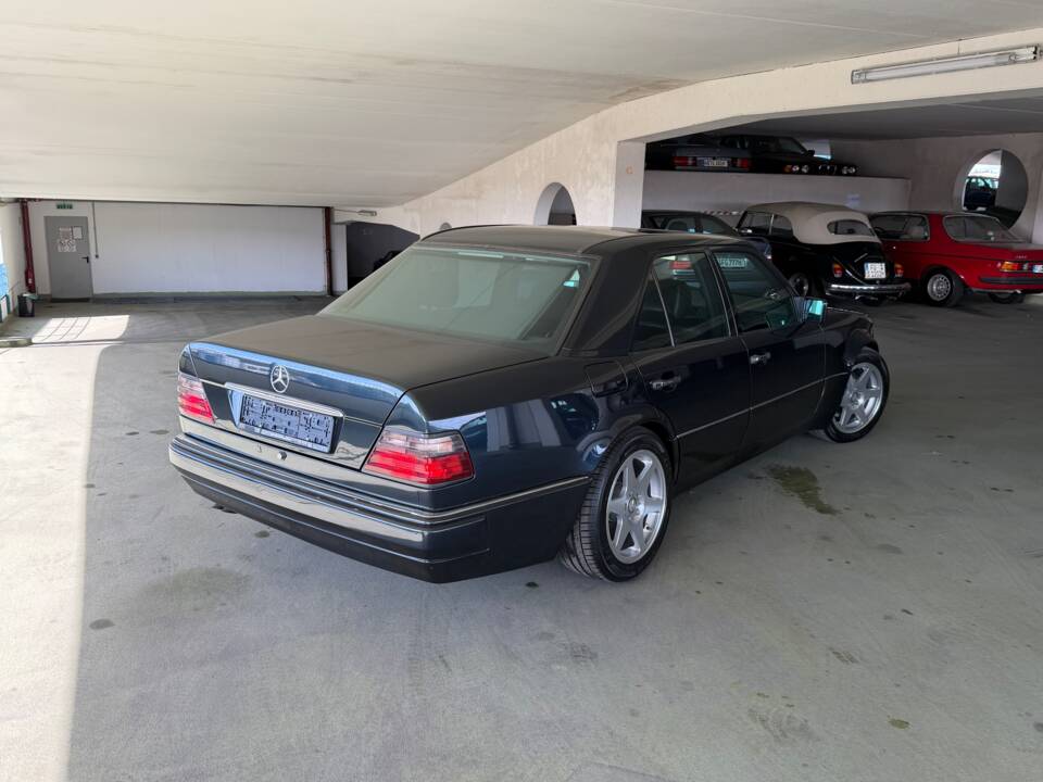 Image 11/25 of Mercedes-Benz E 500 Limited (1994)