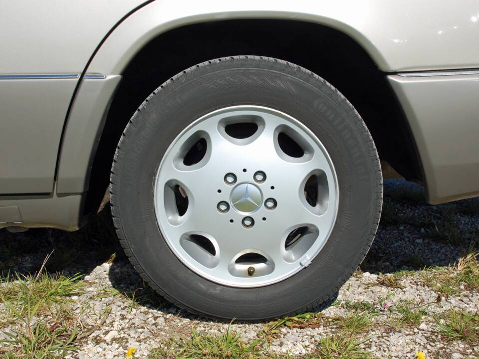 Image 23/34 of Mercedes-Benz 230 E (1992)
