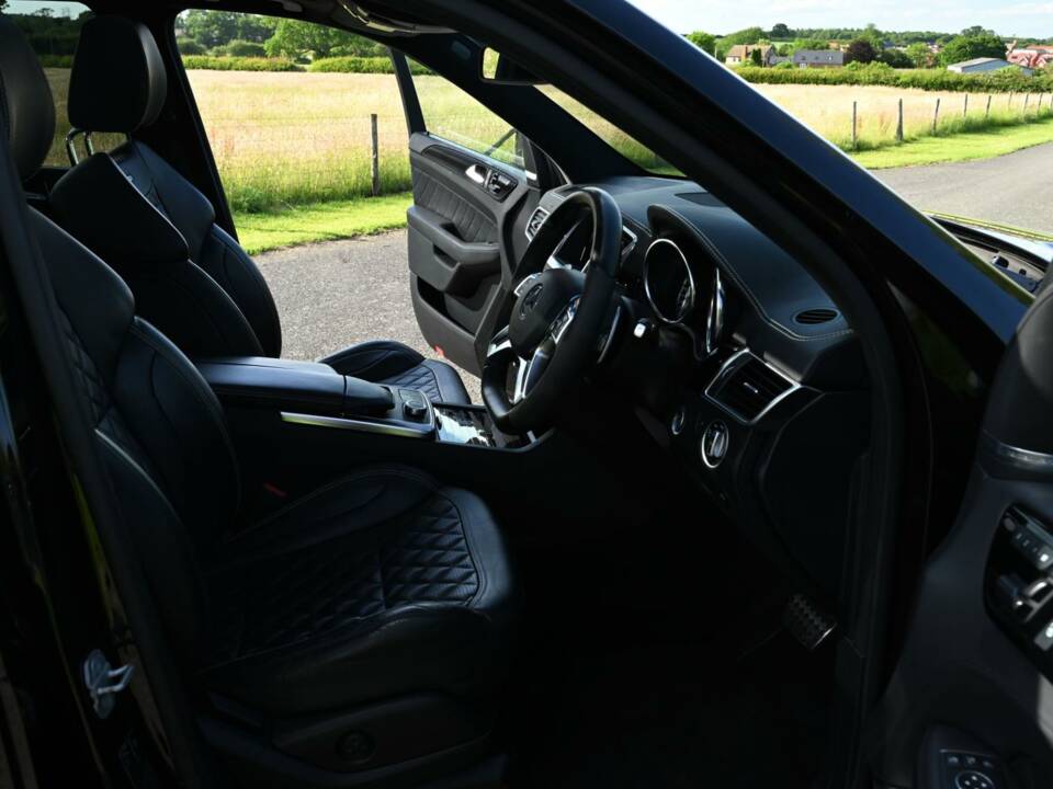 Image 24/49 of Mercedes-Benz ML 63 AMG (2013)