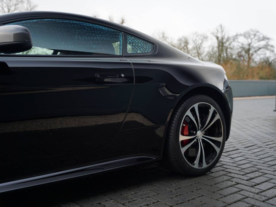 Afbeelding 50/50 van Aston Martin V12 Vantage S (2018)