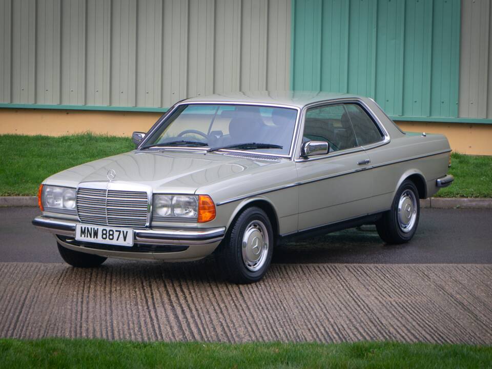 Image 2/30 de Mercedes-Benz 280 CE (1980)