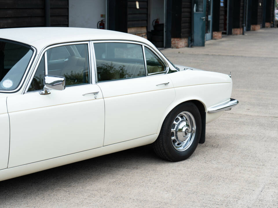 Immagine 8/50 di Daimler Sovereign 4.2 (1978)