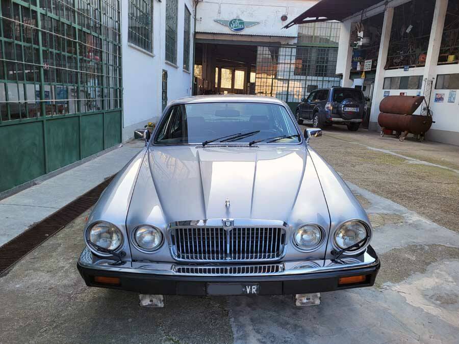 Image 6/39 de Jaguar XJ 6 4.2 (1982)