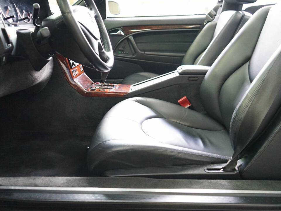 Image 25/33 of Mercedes-Benz SL 500 (2001)