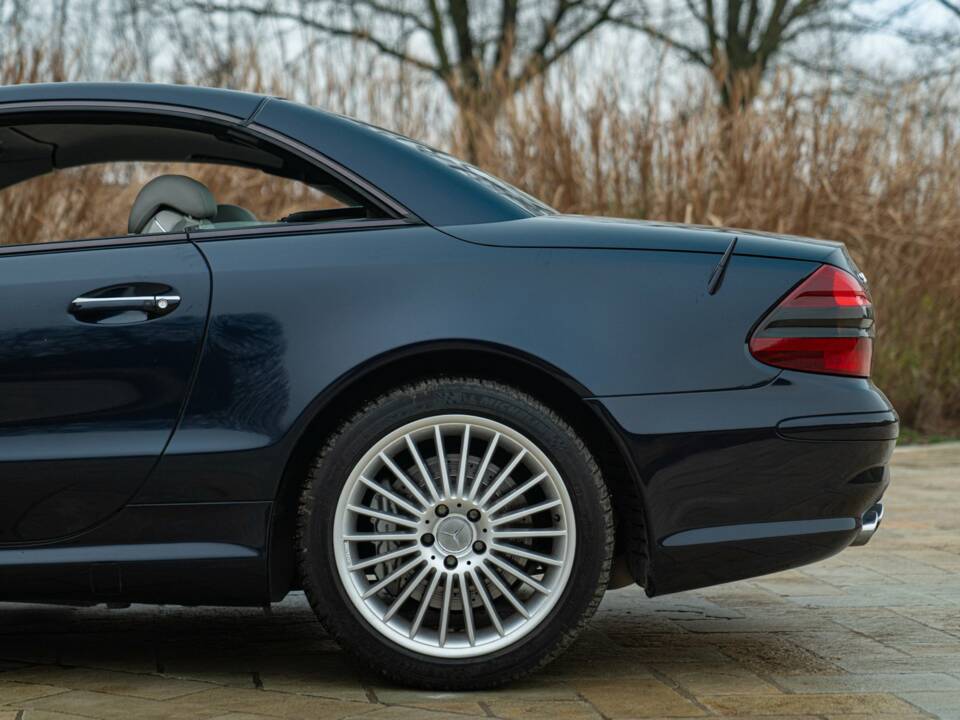 Image 24/50 of Mercedes-Benz SL 55 AMG (2003)