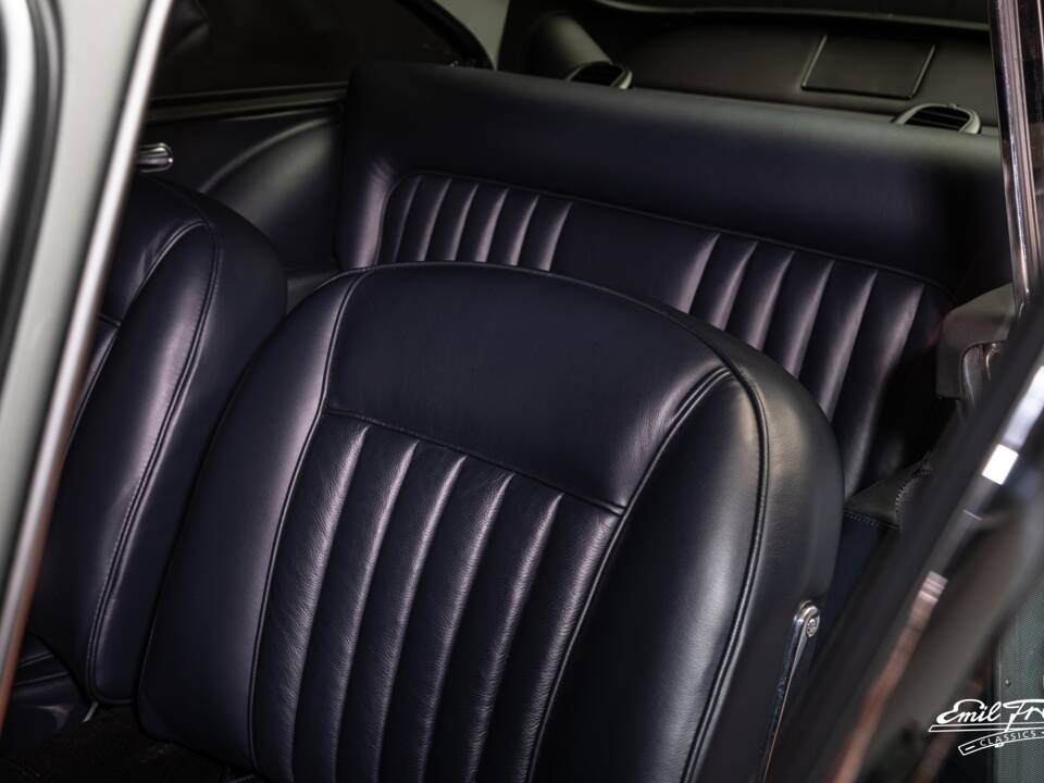 Image 8/10 of Aston Martin DB 5 Vantage (1965)