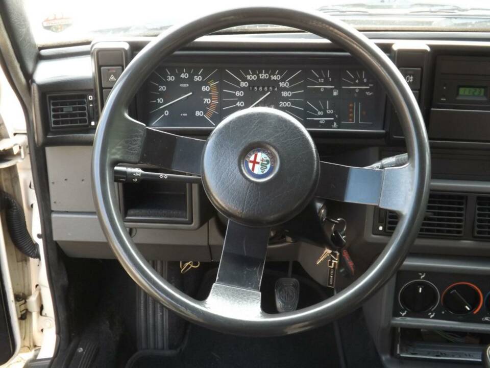 Image 16/50 of Alfa Romeo 75 2.0 (1986)