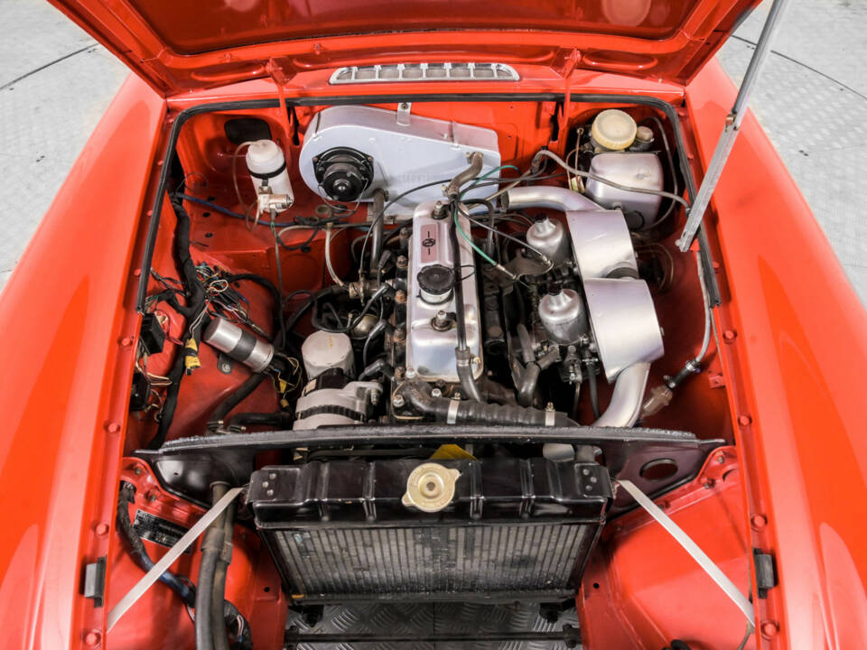 Imagen 32/50 de MG MGB GT (1975)