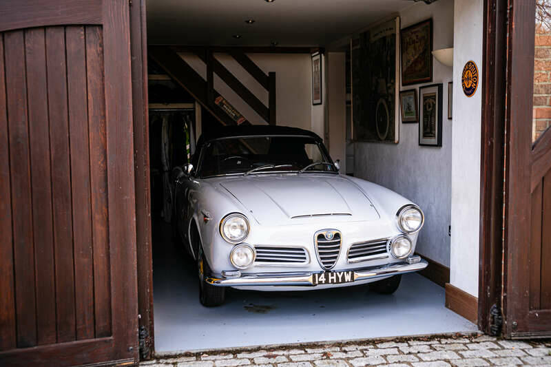 Image 12/50 of Alfa Romeo 2600 Spider (1963)