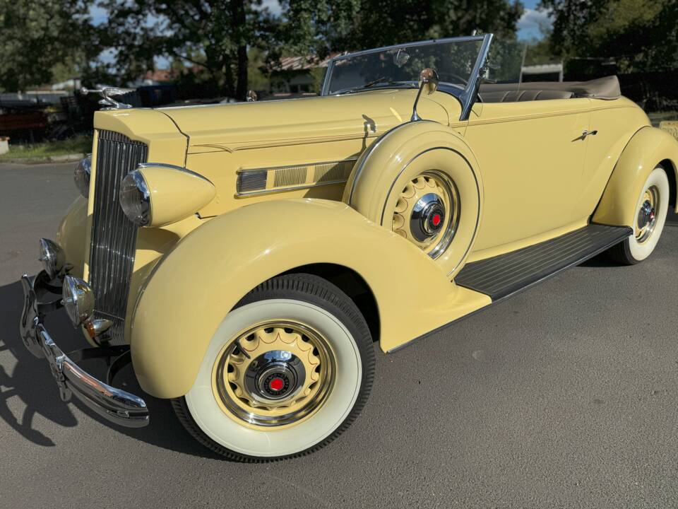 Image 10/75 of Packard One-Twenty (1936)