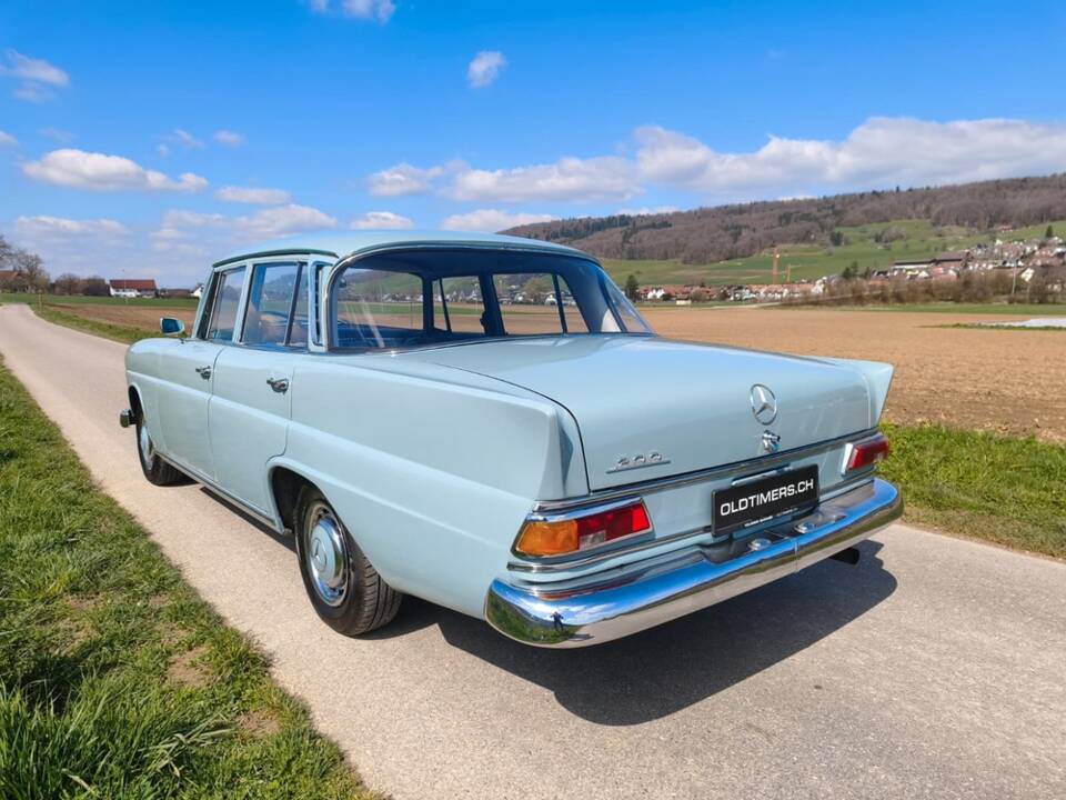 Afbeelding 2/25 van Mercedes-Benz 200 (1967)