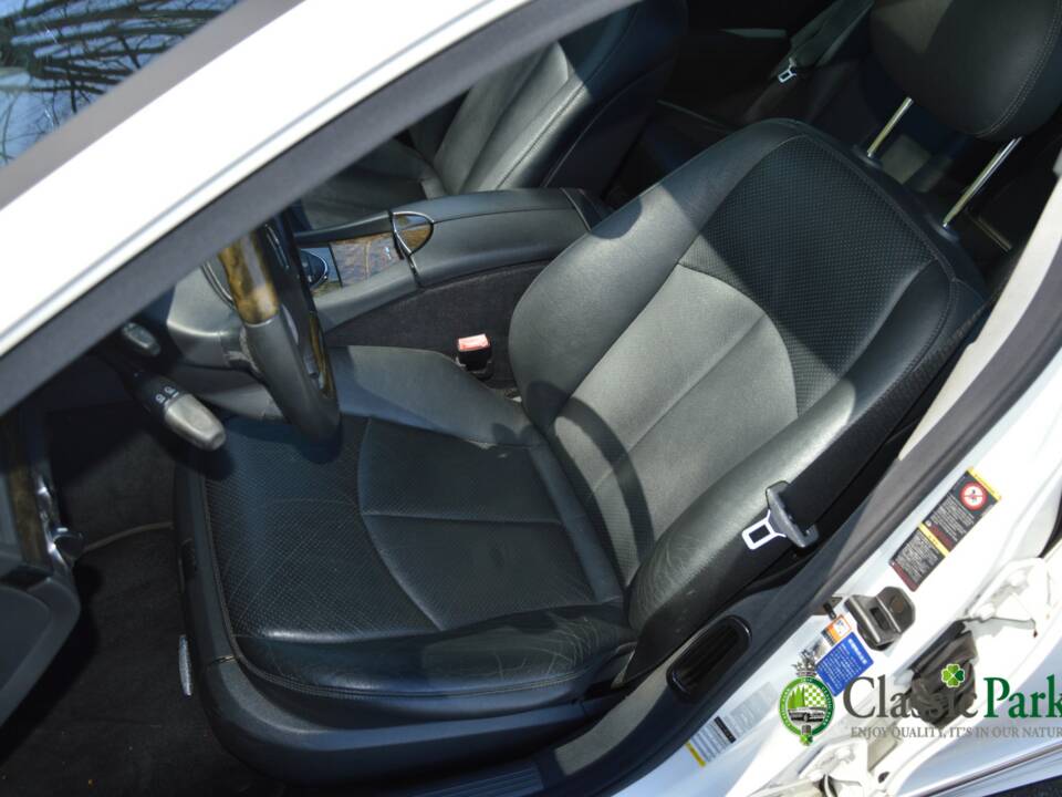 Image 20/50 of Mercedes-Benz E 500 T (2004)