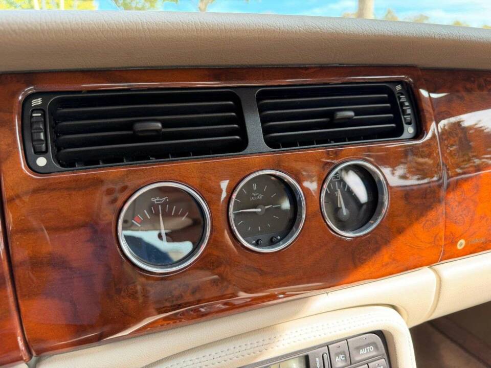Image 15/35 of Jaguar XK8 4.0 (2002)